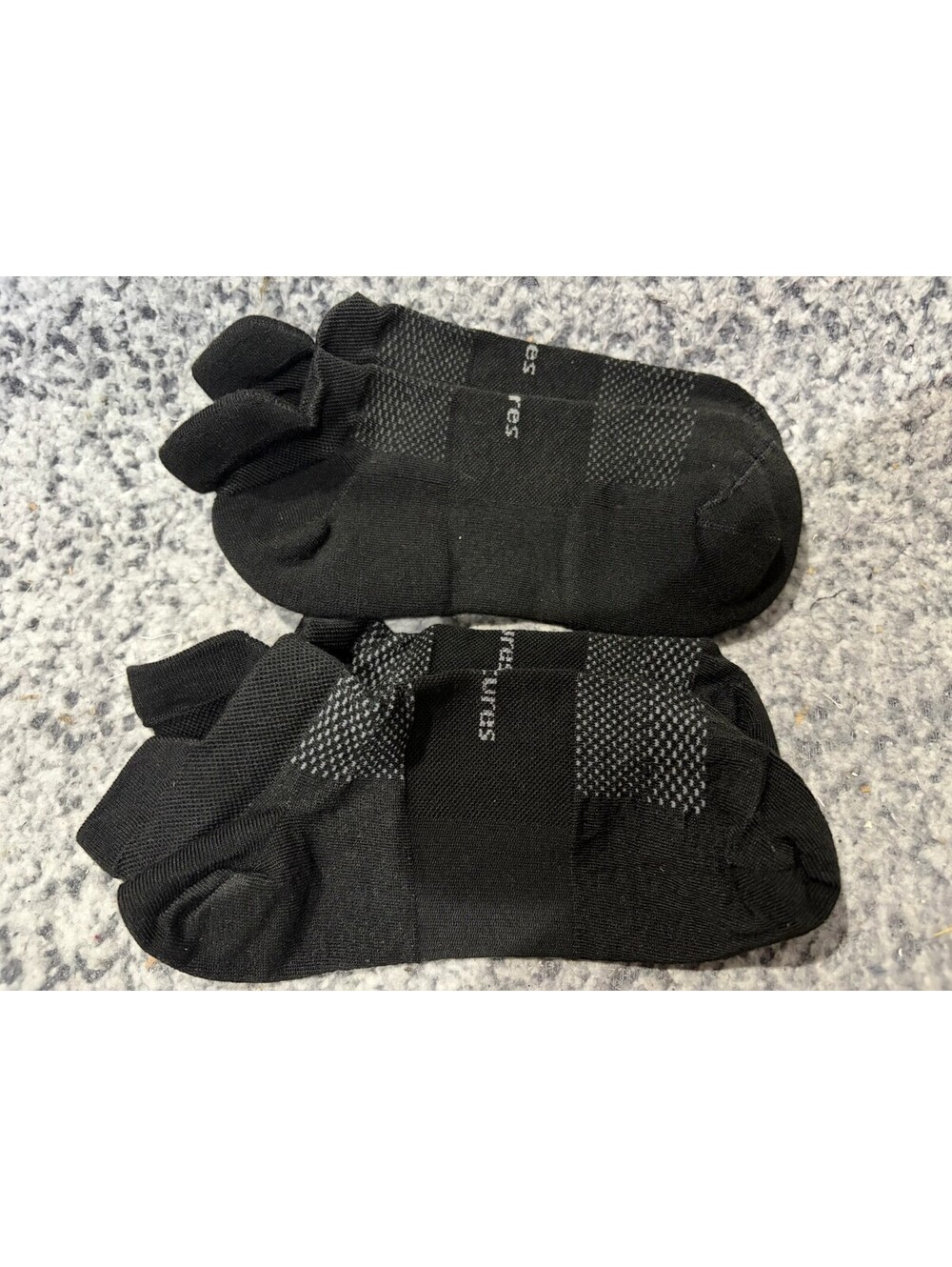 2 Pairs Feetures Medium Running Socks Low Ankle Black Gray NWOT